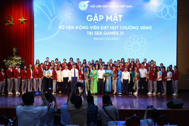 Huỳnh Như và các nữ VĐV Việt Nam mang tinh thần Hai Bà Trưng đến World Cup - 9