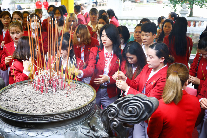 Huỳnh Như và các nữ VĐV Việt Nam mang tinh thần Hai Bà Trưng đến World Cup - 4