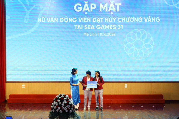 Huỳnh Như và các nữ VĐV Việt Nam mang tinh thần Hai Bà Trưng đến World Cup - 10