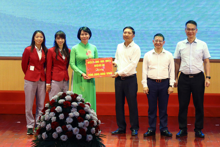 Huỳnh Như và các nữ VĐV Việt Nam mang tinh thần Hai Bà Trưng đến World Cup - 8