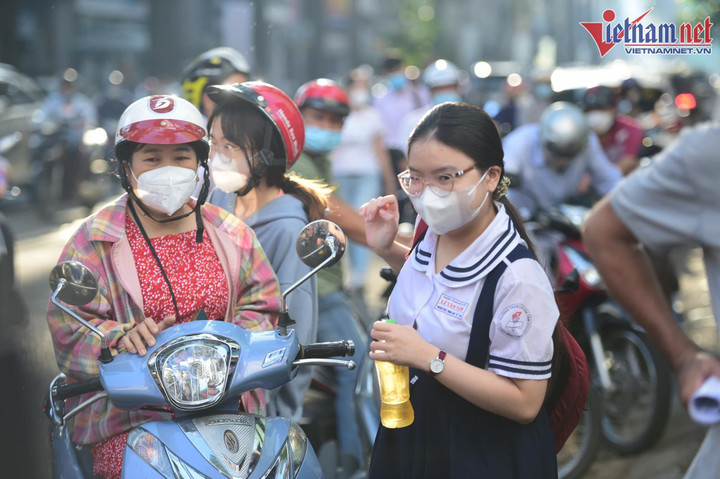 Hỗ trợ 8 thí sinh thi lớp 10 ở TP.HCM bị tai nạn không thể viết được - 1