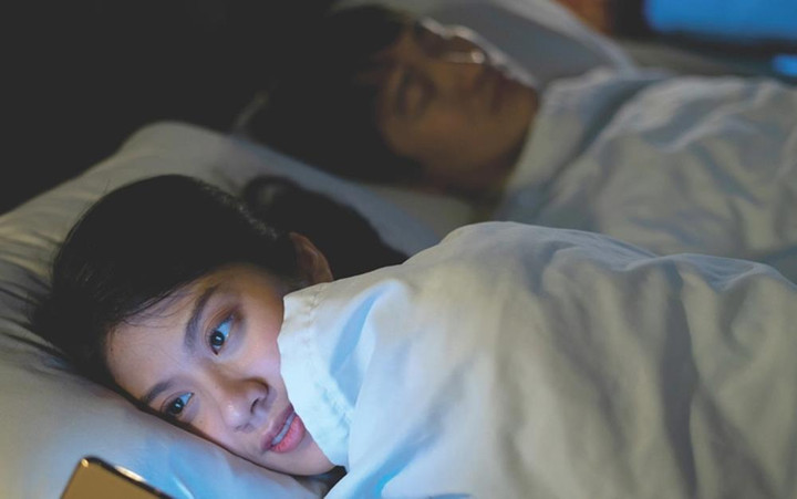 Chuyện phòng the nguội lạnh do chứng nghiện điện thoại, máy tính - 1