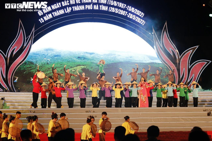 Ảnh: Thủ tướng dự lễ kỷ niệm 65 năm ngày Bác Hồ về thăm Hà Tĩnh - 4