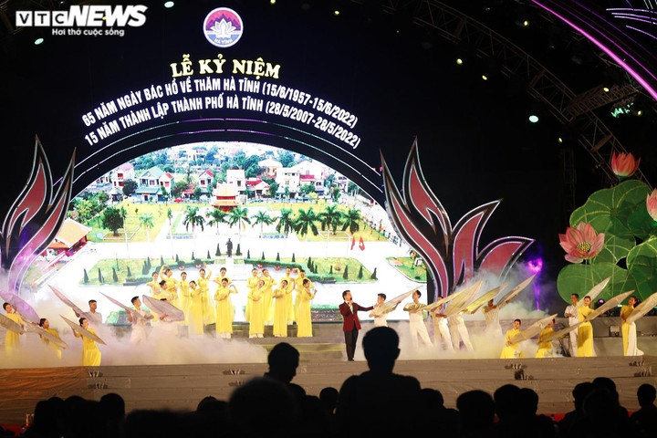 Ảnh: Thủ tướng dự lễ kỷ niệm 65 năm ngày Bác Hồ về thăm Hà Tĩnh - 6