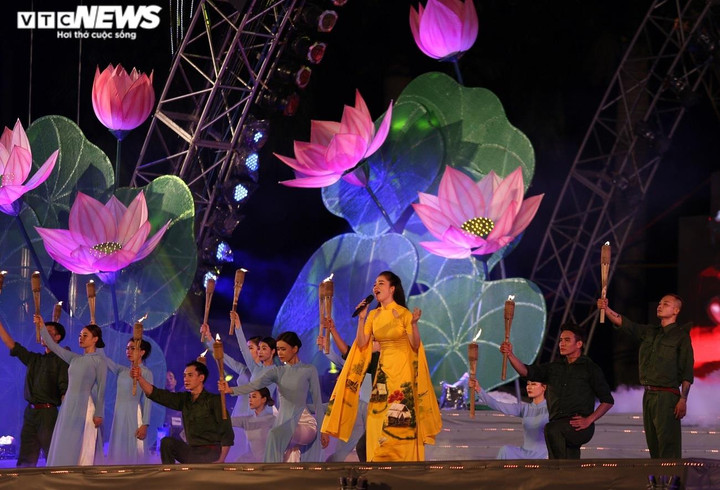 Ảnh: Thủ tướng dự lễ kỷ niệm 65 năm ngày Bác Hồ về thăm Hà Tĩnh - 9