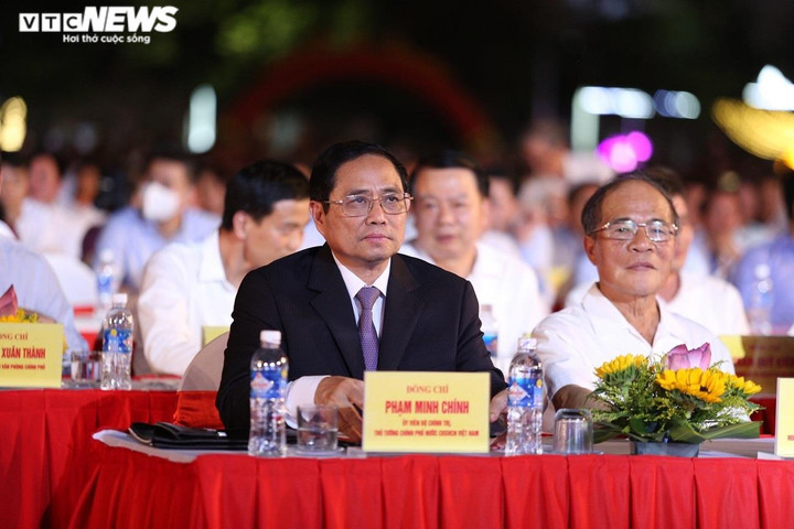 Ảnh: Thủ tướng dự lễ kỷ niệm 65 năm ngày Bác Hồ về thăm Hà Tĩnh - 1