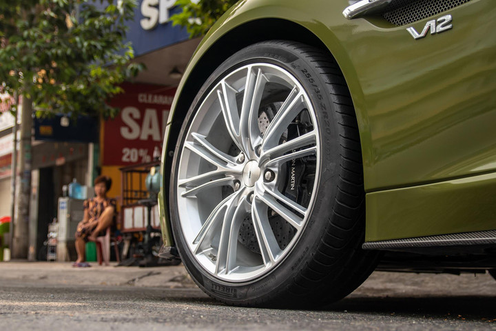 Aston Martin Vanquish màu xanh lạ mắt tại TP.HCM - 5