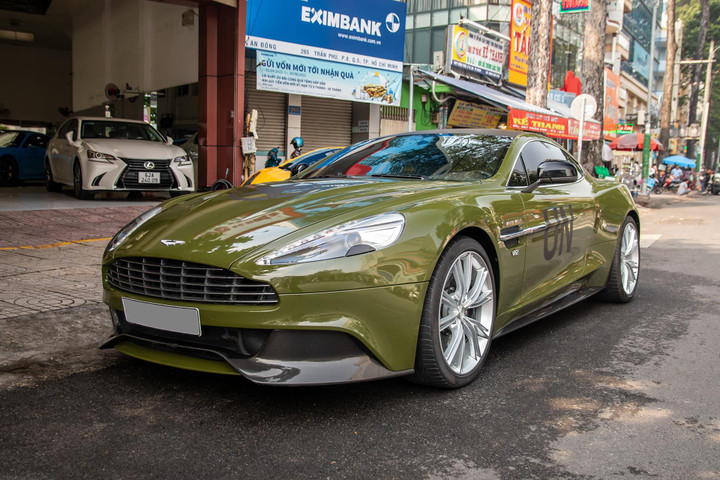 Aston Martin Vanquish màu xanh lạ mắt tại TP.HCM - 3
