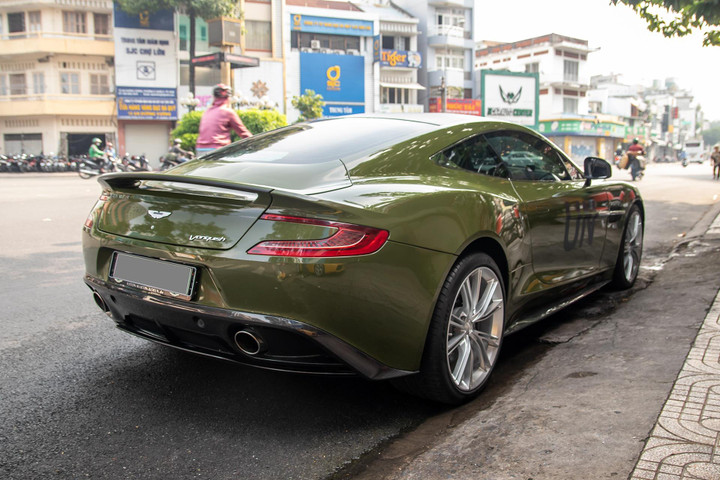 Aston Martin Vanquish màu xanh lạ mắt tại TP.HCM - 7