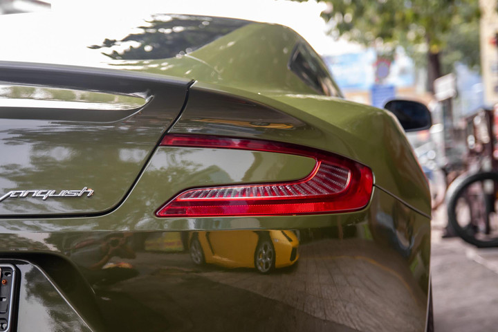 Aston Martin Vanquish màu xanh lạ mắt tại TP.HCM - 4