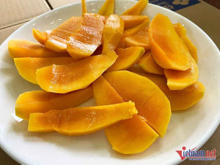 Một giờ bán hết vèo 5 tạ xoài, dân Hà thành mê mẩn đặc sản Sơn La giá rẻ - 2