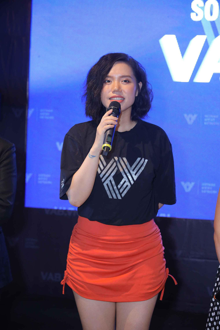 Ca sĩ Tăng Ngân Hà lập 'sàn giao dịch điện tử' cho giới showbiz - 1