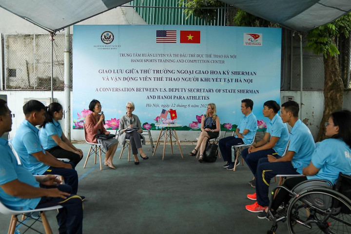 Thứ trưởng Ngoại giao Mỹ thăm và giao lưu với các VĐV khuyết tật Hà Nội - 1