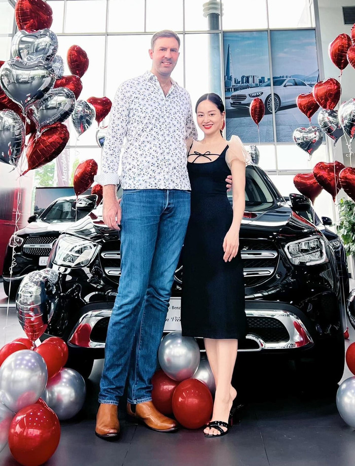 Ảnh: Lan Phương bỗng hóa 'tí hon' khi đứng cạnh chồng Tây cao hơn 2m - 7