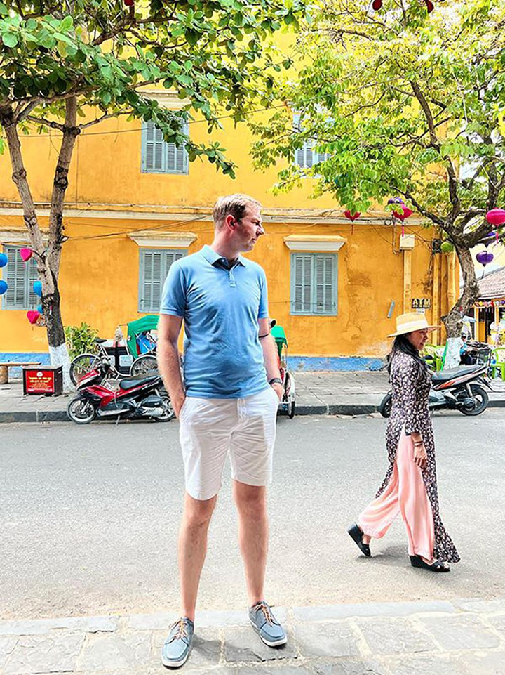 Ảnh: Lan Phương bỗng hóa 'tí hon' khi đứng cạnh chồng Tây cao hơn 2m - 3