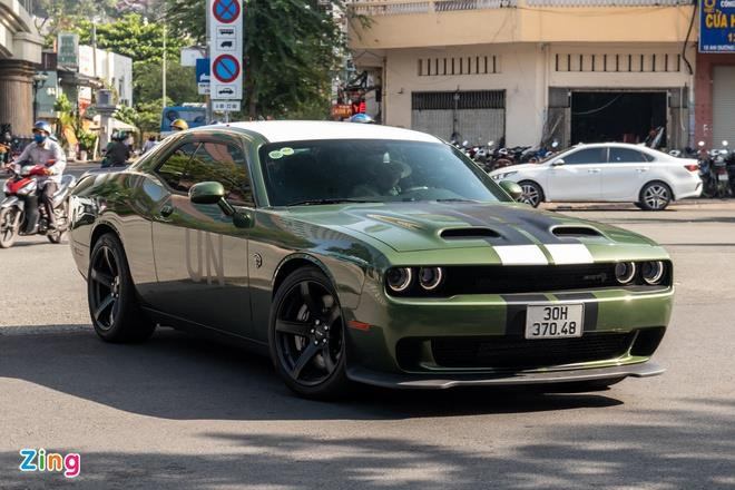 Cận cảnh hàng hiếm Dodge Challenger SRT Hellcat Redeye tại Việt Nam - 1