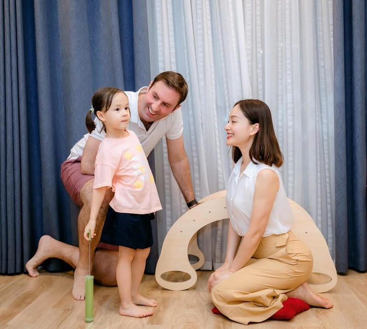 Ảnh: Lan Phương bỗng hóa 'tí hon' khi đứng cạnh chồng Tây cao hơn 2m - 6