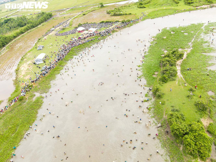 Ảnh: Nghìn người tham gia lễ hội bắt cá độc nhất vô nhị ở Hà Tĩnh - 2