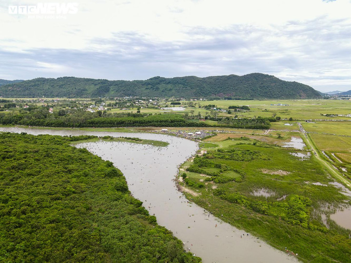 Ảnh: Nghìn người tham gia lễ hội bắt cá độc nhất vô nhị ở Hà Tĩnh - 1
