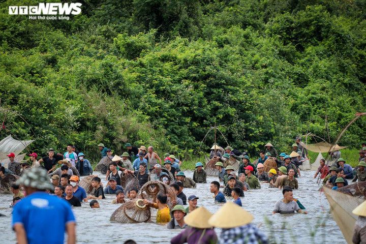 Ảnh: Nghìn người tham gia lễ hội bắt cá độc nhất vô nhị ở Hà Tĩnh - 13