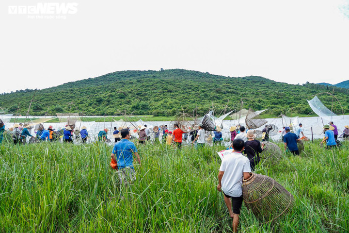 Ảnh: Nghìn người tham gia lễ hội bắt cá độc nhất vô nhị ở Hà Tĩnh - 4