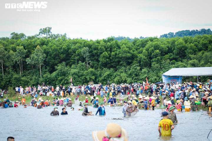 Ảnh: Nghìn người tham gia lễ hội bắt cá độc nhất vô nhị ở Hà Tĩnh - 14