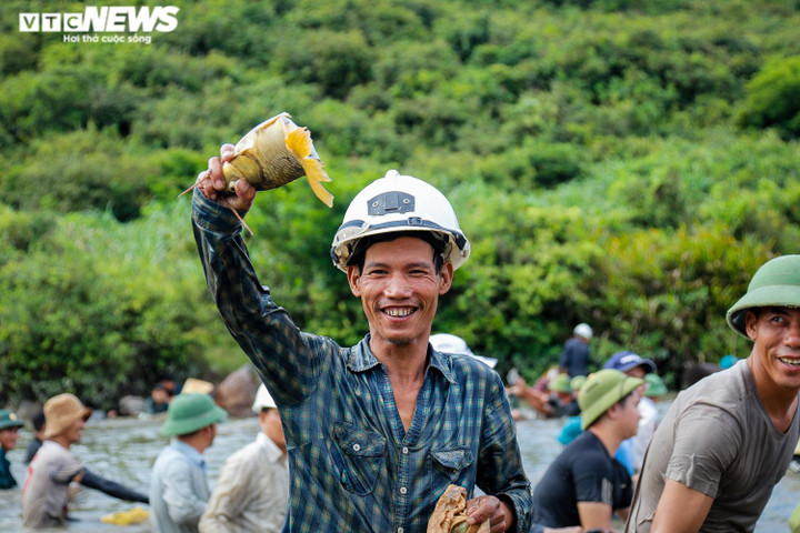 Ảnh: Nghìn người tham gia lễ hội bắt cá độc nhất vô nhị ở Hà Tĩnh - 15