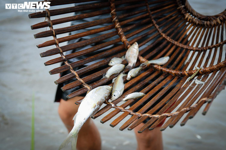 Ảnh: Nghìn người tham gia lễ hội bắt cá độc nhất vô nhị ở Hà Tĩnh - 10