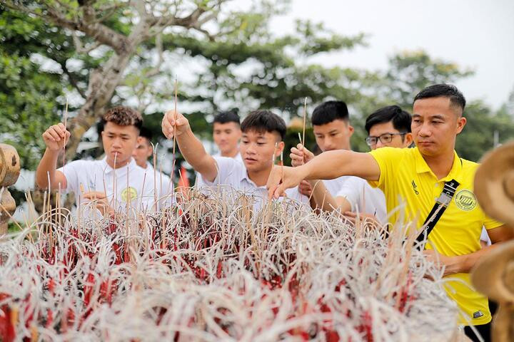 Hòa Bình FC dâng hương tại tượng đài Bác Hồ, cùng đi thiện nguyện - 3
