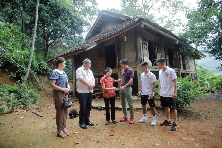 Hòa Bình FC dâng hương tại tượng đài Bác Hồ, cùng đi thiện nguyện - 1