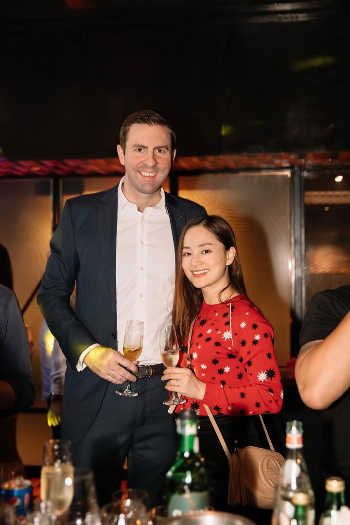 Ảnh: Lan Phương bỗng hóa 'tí hon' khi đứng cạnh chồng Tây cao hơn 2m - 1