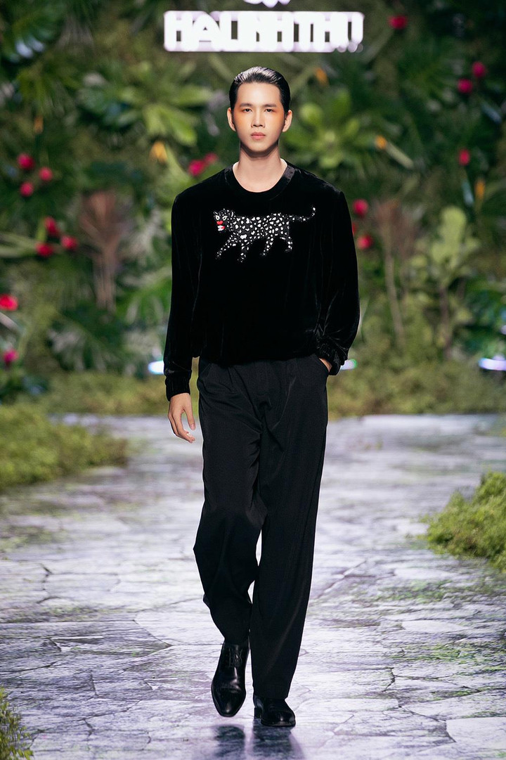 Thanh Hằng thần thái ngút ngàn diễn vedette tại show của Hà Linh Thư - 8