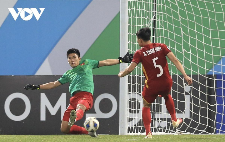 Nhâm Mạnh Dũng làm thủ môn: 'Tình thế bắt buộc nên phải chấp nhận' - 1