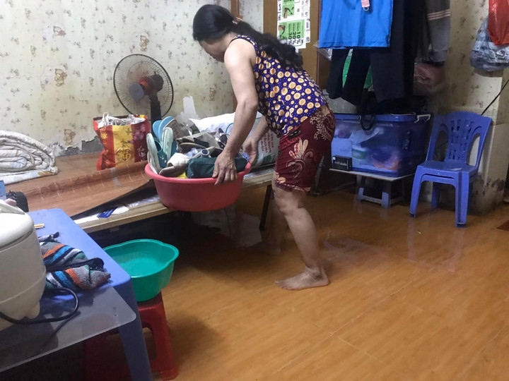 Hà Nội mưa lớn, nhiều tuyến phố biến thành sông, nước tràn vào nhà - 11