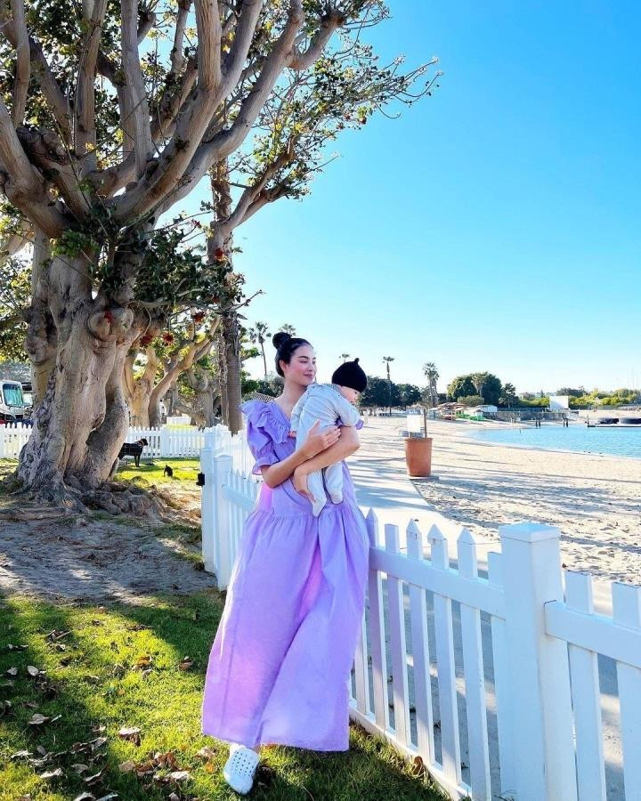 Muôn kiểu giấu bụng bầu tài tình của sao Việt - 6