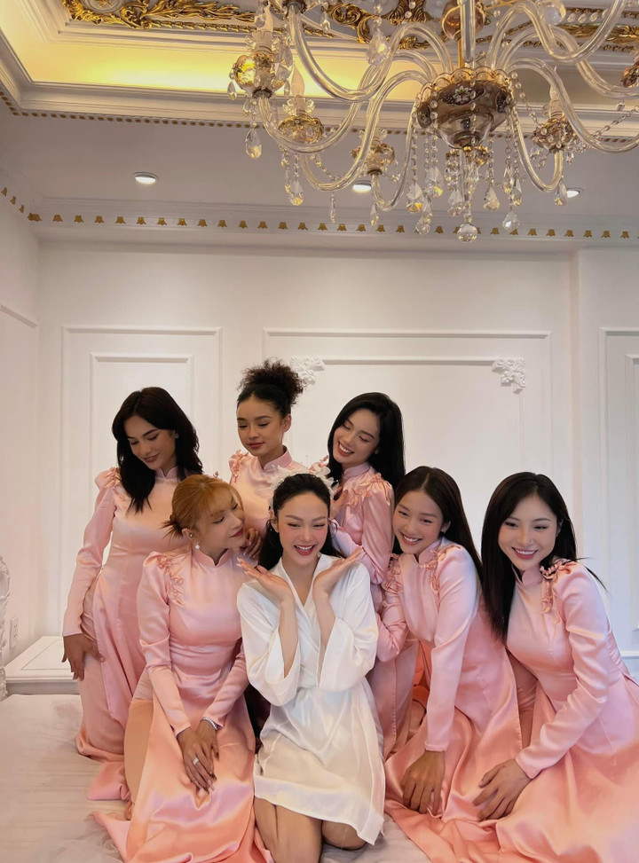 Ông xã leo thang lên cửa sổ hôn Minh Hằng trong lễ vu quy - 4