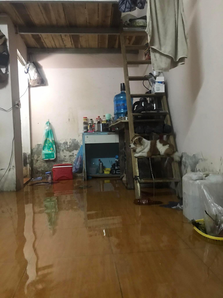 Hà Nội mưa lớn, nhiều tuyến phố biến thành sông, nước tràn vào nhà - 10