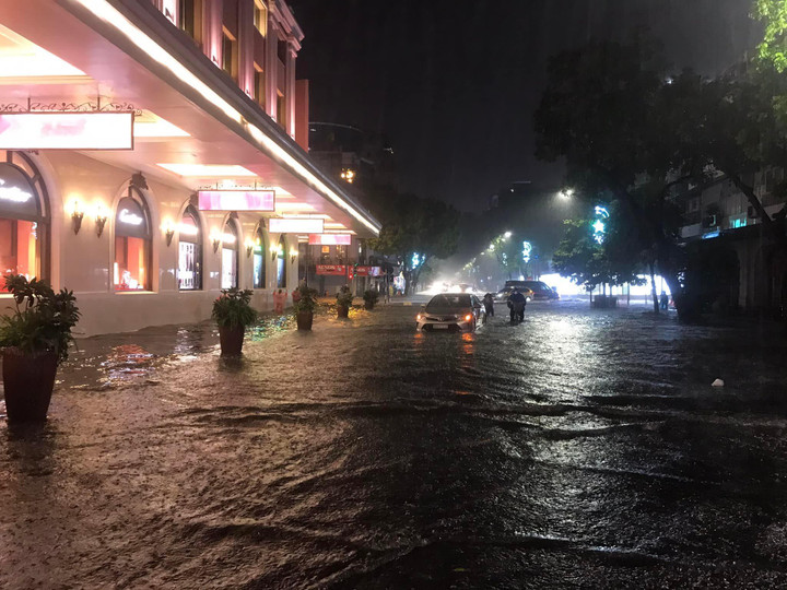 Hà Nội mưa lớn, nhiều tuyến phố biến thành sông, nước tràn vào nhà - 2