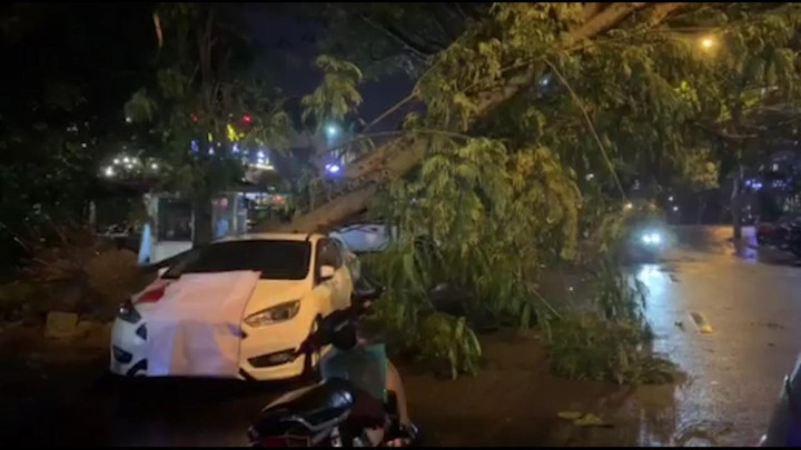 Hà Nội mưa lớn, nhiều tuyến phố biến thành sông, nước tràn vào nhà - 8