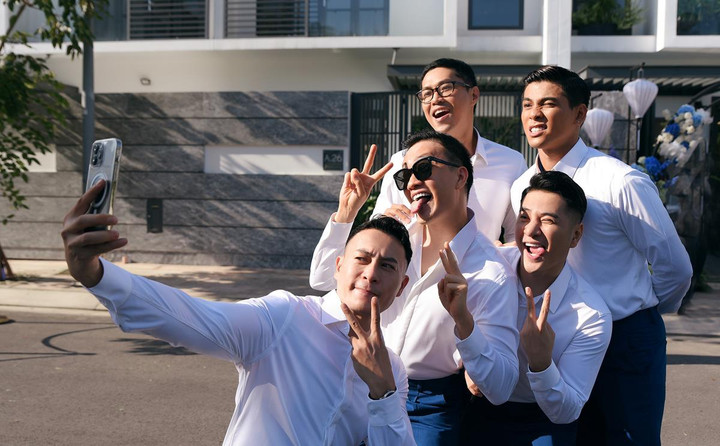 Ông xã leo thang lên cửa sổ hôn Minh Hằng trong lễ vu quy - 5