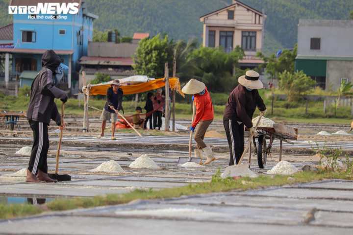  Ảnh: Diêm dân Quảng Bình oằn mình mưu sinh giữa 'chảo lửa' gần 40 độ C - 1