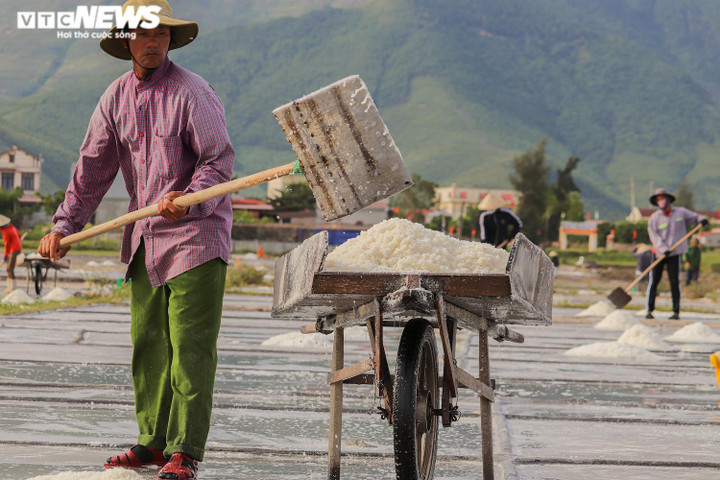  Ảnh: Diêm dân Quảng Bình oằn mình mưu sinh giữa 'chảo lửa' gần 40 độ C - 11