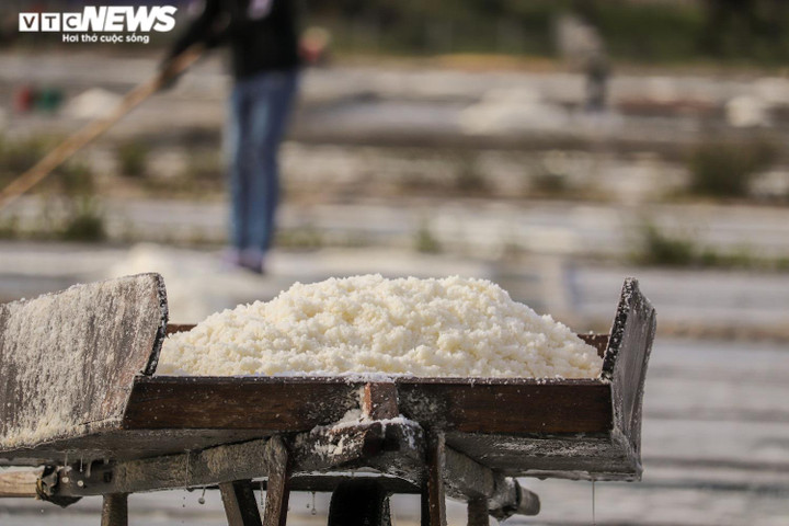  Ảnh: Diêm dân Quảng Bình oằn mình mưu sinh giữa 'chảo lửa' gần 40 độ C - 2