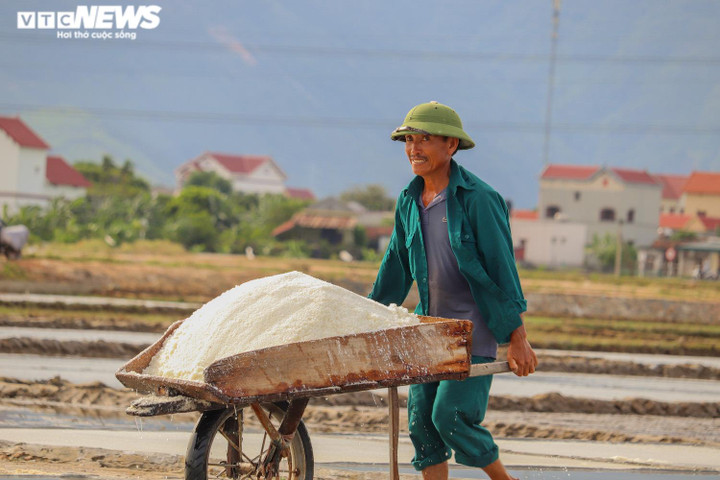  Ảnh: Diêm dân Quảng Bình oằn mình mưu sinh giữa 'chảo lửa' gần 40 độ C - 3