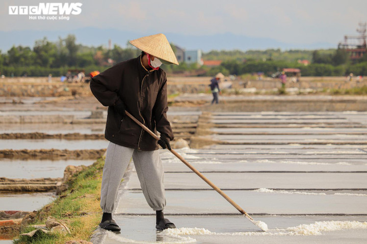  Ảnh: Diêm dân Quảng Bình oằn mình mưu sinh giữa 'chảo lửa' gần 40 độ C - 4
