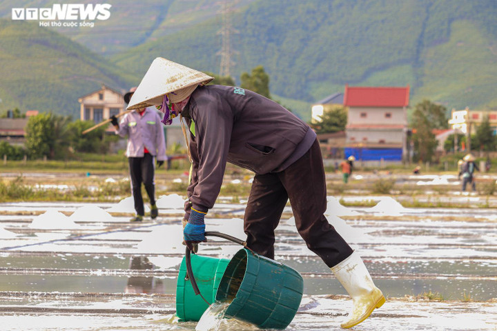  Ảnh: Diêm dân Quảng Bình oằn mình mưu sinh giữa 'chảo lửa' gần 40 độ C - 5