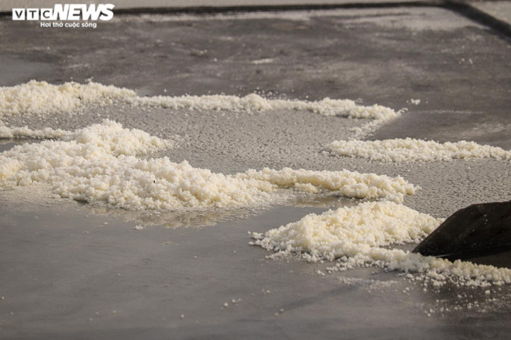  Ảnh: Diêm dân Quảng Bình oằn mình mưu sinh giữa 'chảo lửa' gần 40 độ C - 6