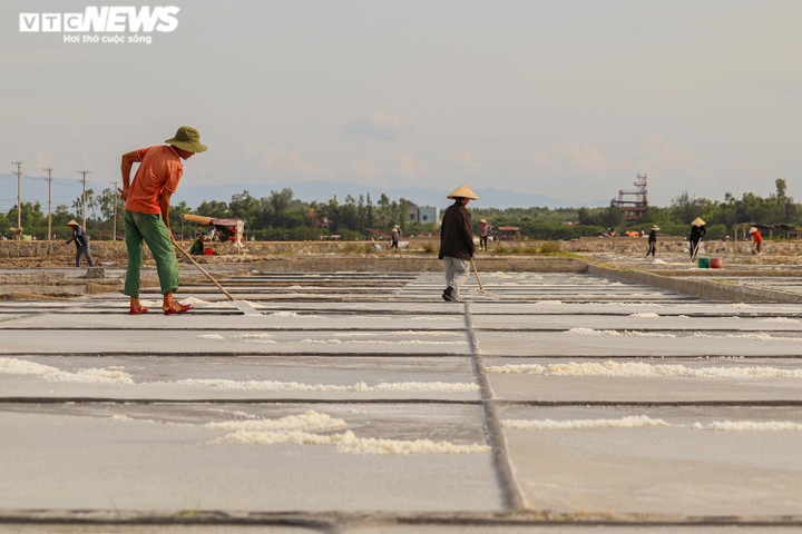  Ảnh: Diêm dân Quảng Bình oằn mình mưu sinh giữa 'chảo lửa' gần 40 độ C - 7