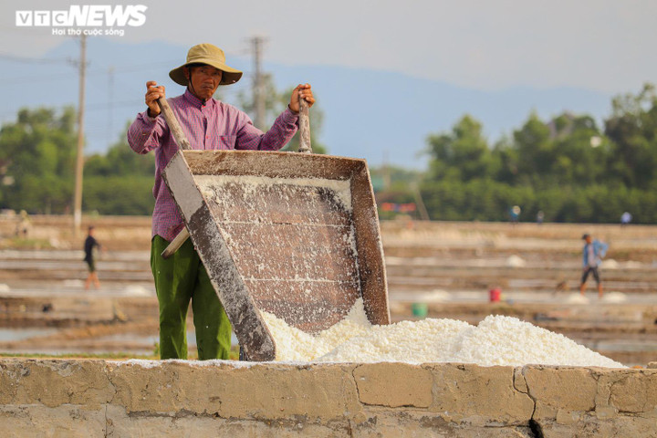  Ảnh: Diêm dân Quảng Bình oằn mình mưu sinh giữa 'chảo lửa' gần 40 độ C - 8