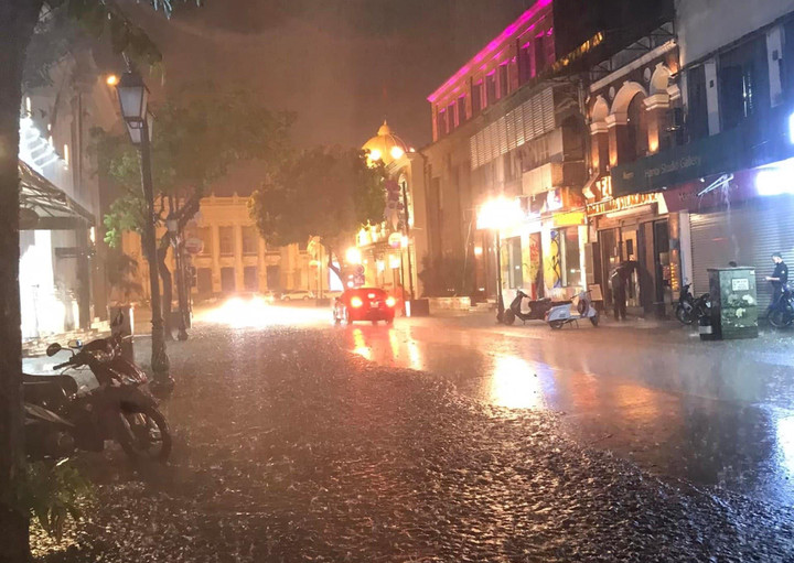 Hà Nội mưa lớn, nhiều tuyến phố biến thành sông, nước tràn vào nhà - 3